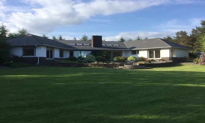 Clonbur Casa | Confortable casa única con vistas al lago, montañas y bosques