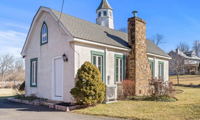 North Wales Cabaña | Unique & Cozy Carriage House ~ Queen Beds ~ Patio!
