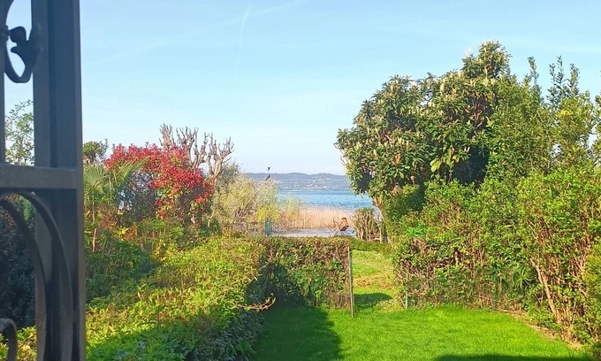 Sirmione Apartamento | Unique garden apartment in beach villa directly on the lake
