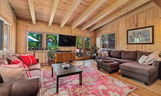 Ridgewood Cabina | Unique Hilltop Cabin on Ridgewood | Dog Friendly | Partial Tahoe Views | Spacious Deck
