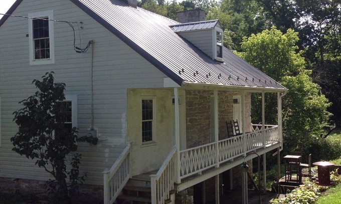 Hagerstown Cabaña | Unique Historic Cottage - Springhouse 1803