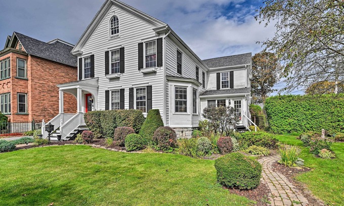 Plattsburgh Casa | ¡NUEVO! Casa única e histórica a pie del lago Champlain