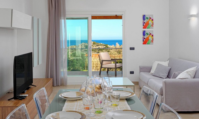 Golfo Aranci Apartamento | Apartamento vacacional único "Villa Marconi 8" con vistas al mar y amplia terraza soleada