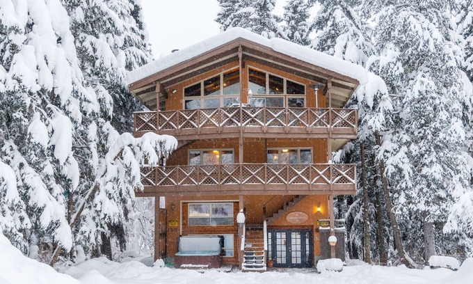Alyeska Chalet De Esquí | Amplia casa con jacuzzi privado, 2 cocinas y vistas a las pistas de esquí.