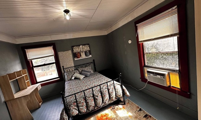 Walnut Grove Casa | Unique Large Historic House 5-bedroom house in Quiet Historic Walnut Grove Town