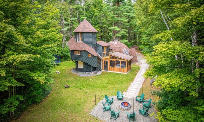 Gravenhurst Casa | Unique Muskoka Retreat w/ Hot Tub on 10 Acres