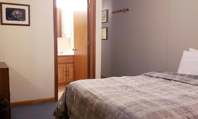 Ironwood Apartamento | Unique, Private guestroom inside the Lodge at North Ironwood Acres resort with TWO QUEEN beds and two small bathrooms. DOG FRIENDLY!!