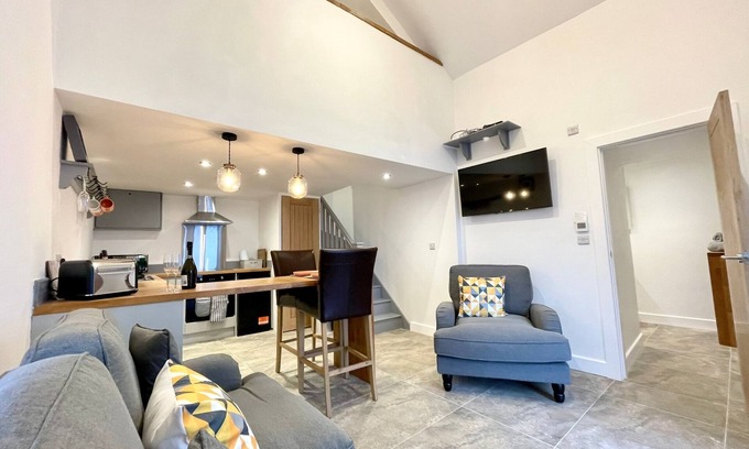 Stoney Middleton Casa | Unique, remote and peaceful barn with hot tub. Walks from the door.