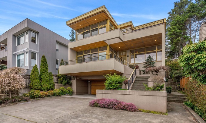 Lake Forest Park Casa | Unique Seattle Gem: 5 bedrm w/ stunning lake views