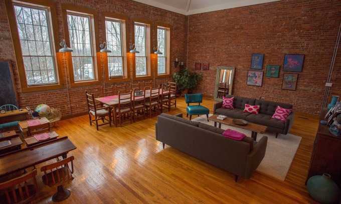 Slate Hill Casa | Única, serena, llena de luz solar Hudson Valley renovado escuela