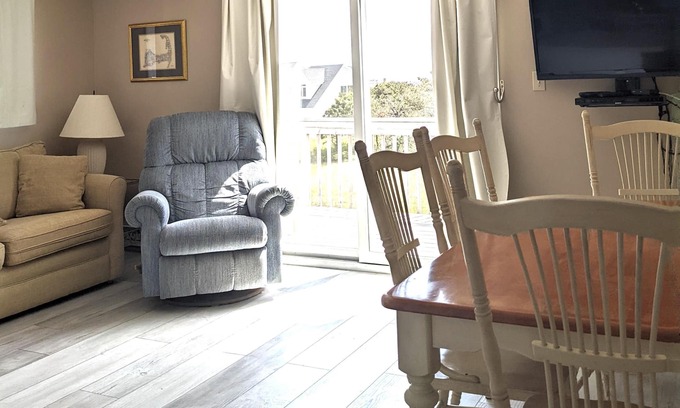 North Truro Condominio | 2 habitaciones con baños, terraza privada con vista al agua