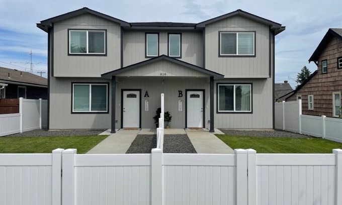 Spokane Apartamento | UNIT A · Downtown 3/2, garage, private yard, walk to arena!