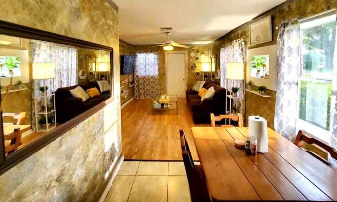 Windermere Casa | UNIT A · Private Lakeside Bungalow! Comfy, Clean, 1GB WiFi
