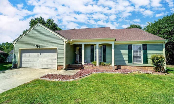 Charlotte Casa | University City Villa - Near UNCC,& PNC, Large Yard, Patio, Pet Friendly! Flash Deal: Save 15% Off!