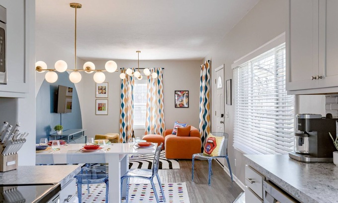Lincoln Casa | UNL Retreat Eclectic 5bd 5mins to Downtown