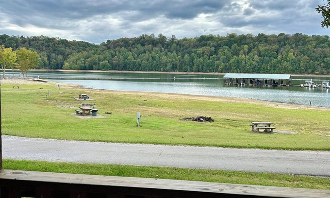 Albany Cabina | Unwind in Albany, Kentucky at this charming 3 BEDROOM cabin on the water.