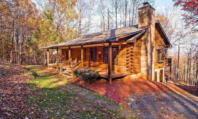 Lovingston Cabina | Unwind in Seclusion: Log Cabin Retreat with Wood Burning Stove & Game Table