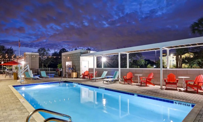 Terrace Park Hotel | Unwind in Style: 3 Units w/ FREE Breakfast! Close to Florida Museum!