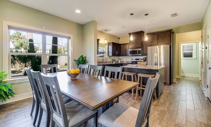 Old East Hill Casa | Unwind in Urban Bliss: Relax Near Downtown Nightlife & Pensacola Beach