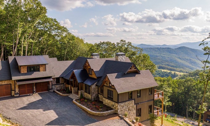 Banner Elk Cabina | Up and Away at Eagles Nest - Luxury home, hot tub, views