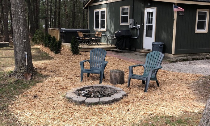 Lake Arrowhead Cabina | Up North Getaway: Cozy Lake Arrowhead Cabin with Hot Tub & Prime Location!