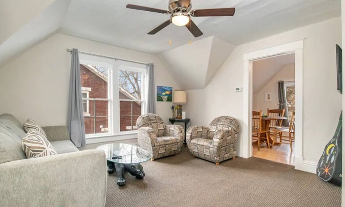 Michigan City Apartamento | UP*W/D*King*Balcony*10 min. to IN.Dunes & Beach