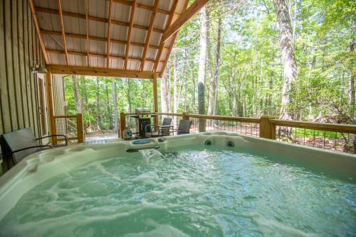 Fleetwood Casa | Updated 2 Bd Cabin, Hot Tub, Mins to New River & Parkway