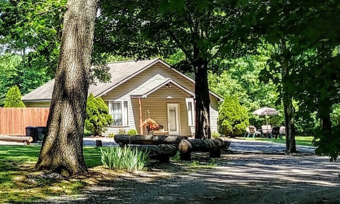 Whittaker Casa | Casa de huéspedes amueblada cerca de Ann Arbor con hermosas vistas del estanque privado.