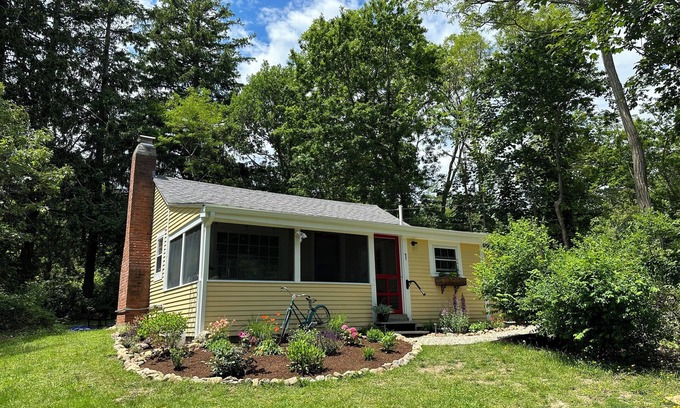 Dennis Cabaña | Newly Updated Antique Cottage Walkable to Beach, Lake & Downtown