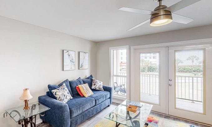 Ono Island Condominio | Updated condo with balcony, central AC, pools, hot tub, grills, & beach access