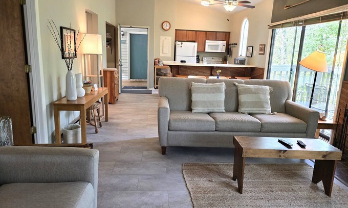 Nellysford Condominio | Updated! Cozy and clean two bedroom condo.