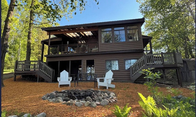 Pequot Lakes Cabina | Updated, fully-furnished 3+bedroom lake front cabin in beautiful Pequot Lakes.