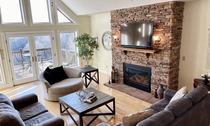 Albany Casa | Updated Game Room with Arcade Style Games, 7 BR, 2 Kitchens, sleeps up to 25!!