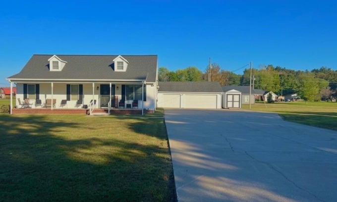 Benton Casa | Updated home, clean, comfy, huge driveway! Just minutes from KY Lake, food & fun