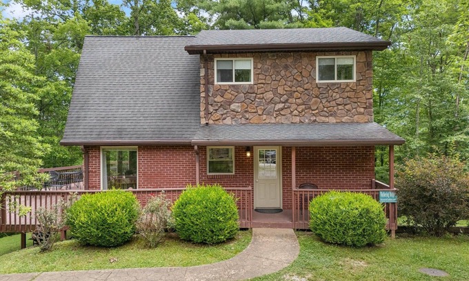 Rogers Chalet De Esquí | Updated Lake House, set atop the hill overlooking beautiful Deer Water Lake.