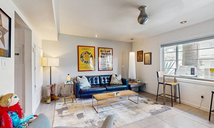 Old Las Palmas Apartamento | Moderno condominio actualizado con piscina compartida y vistas a la montaña. Cerca del centro.