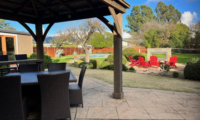 El Verano Casa | Orange Is the New Black - Moderna con piscina y chimenea al aire libre