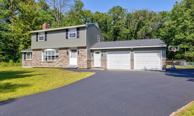 Gansevoort Casa | Updated Pool home - Saratoga Race Track, Skiing & Lake George! Easy I87 access