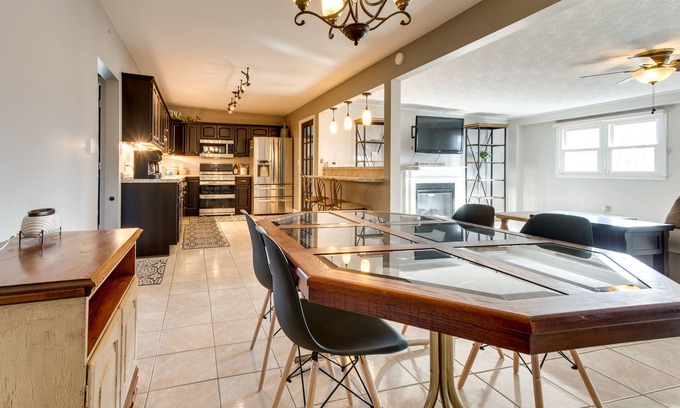 Robinson Condominio | Updated Robinson Vacation Rental w/Fireplace!