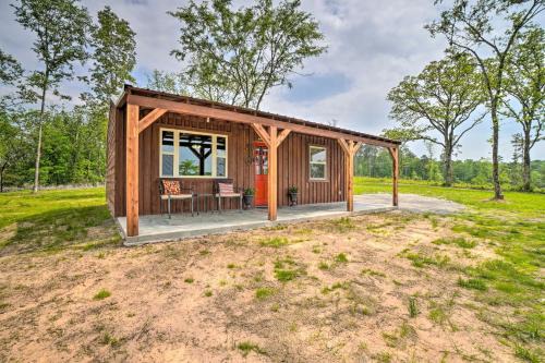 Ozark Casa | Updated Studio Cabin in Ozark with Yard and Mtn View