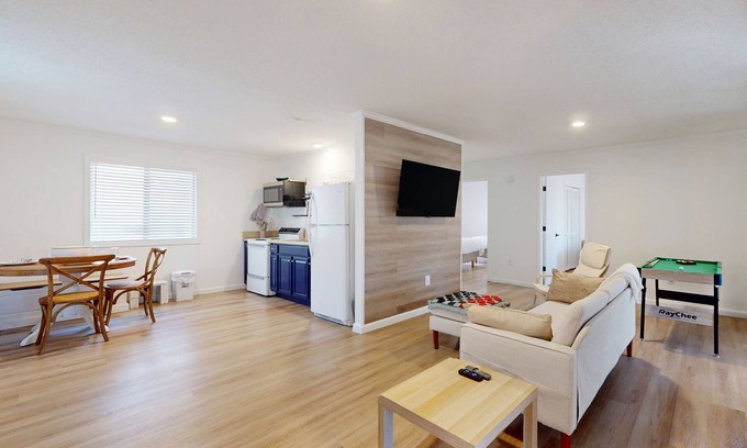 Murphy Cabina | Updated tree-lined cabin with mountain view, and screened-in deck.