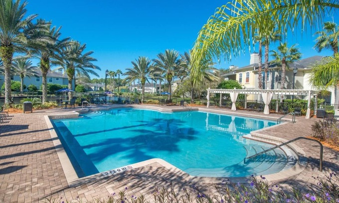 Southside Condominio | Upgraded 2 bed apt Close to Beaches and Mayo Clinic