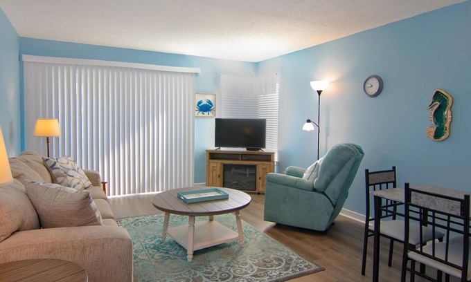 Oceanmarsh Subdivision Condominio | Upgraded Condo Steps to the Boardwalk. Dog friendly!
