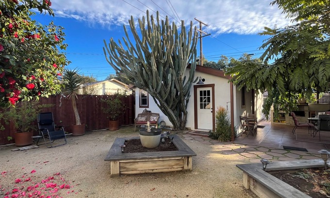 Upland Cabaña | Upland Craftsman Cottage - 1 Bedroom Private Studio in Central Upland Location
