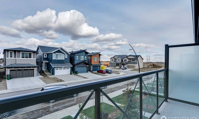 West Edmonton Casa | Uplands. New townhouse. Sleeps 5. A/C