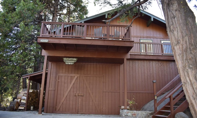 Sierra Cedars Casa | Sobre esta cabaña de roca en Shaver Lake