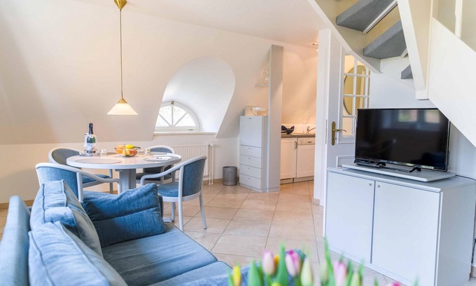 Norddorf Apartamento | Upper floor apartment on 2 levels, up to 4 persons, with beach chair in the garden