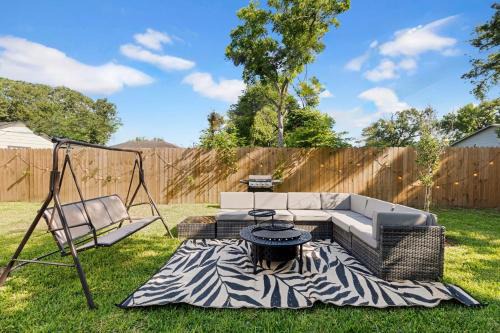 OST - South Union Casa | Upscale 3Br-3Ba Home near Stadiums, Downtown Houston, Restaurants, Free Parking on Property
