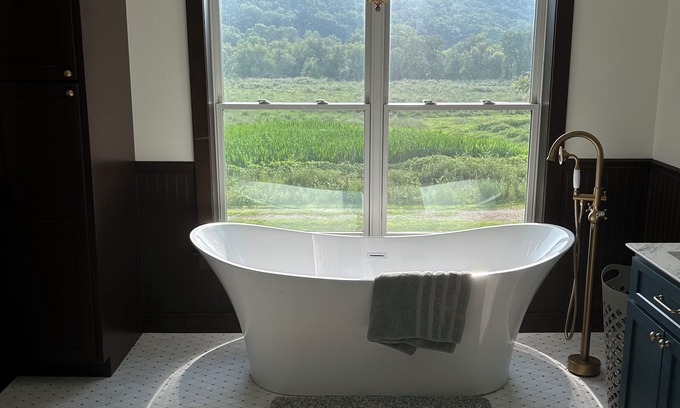 Muscoda Otro | Upscale 4-bedroom Farmhouse in Muscoda on Historic Century-Old Farm w/AC, Wi-Fi