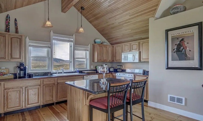 Salmon Apartamento | Upscale Apartment with Panoramic Views